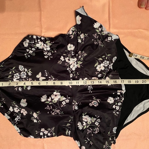 Sweet Floral print Halter Tankini with Peplum Black Bottoms - Picture 8 of 16